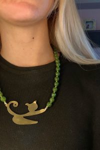 C Collana in peridot con gatto in bronzo