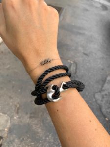 U Bracciale in cordoncino con ancora in argento