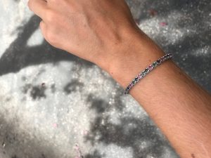 B Bracciale tipo tennis con zaffiri, rubini e smeraldi montati in argento