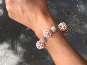 B Bracciale composto da palline di perle alternate a palline in argento sabbiato su catenina