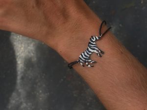 C Bracciale in cordoncino con zebra n argento e smalto