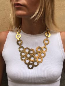 C Collana in bronzo giallo con bagno in oro