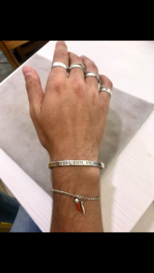 U Bracciale rigido con incisione e bracciale a maglie con ciondoli