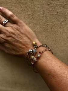 B Ghiande su bracciali intrecciati in argento, bronzo rosa e giallo