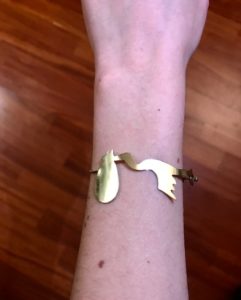 C Bracciale in bronzo giallo tipo schiava con cicogna per la nascitta