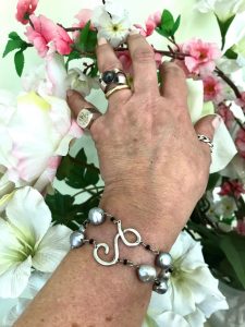 B Iniziale con perle e zirconi neri montati a rosario