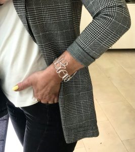 B Bracciale tipo schiava con nome. Personalizzabile