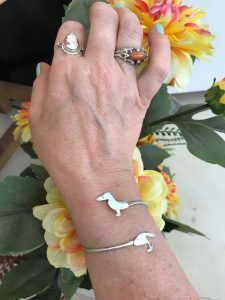 C Bracciale rigido in argento con bassotto