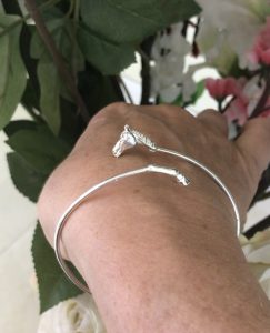 C Bracciale rigido in argento con testa e piede di cavallo