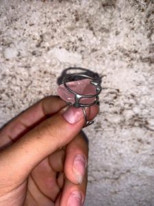 C Anello in argento con serpente e quarzo rosa