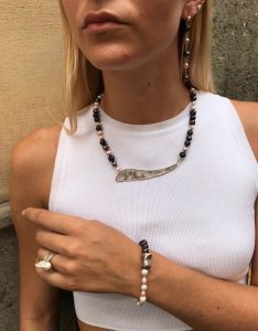 P Collana, bracciale e anello in argento con perle scaramazze di fiume bianche e nere