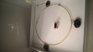 Girocollo, orecchini e anello in bronzo gialle e corniola grezza