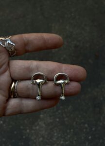 C Orecchini in argento con zirconio a forma di morso