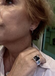 P Anello e orecchini in argento con onice a forma di staffa da cavallo