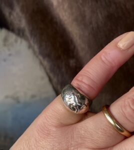 C Anello in argento con cavallo a rilievo