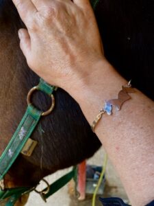 C Bracciale in argento con teste di cavallo