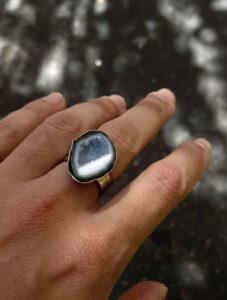 U Anello in argento con geode