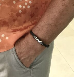 C Bracciale in caucciù con inserto in argento brunito e cavallo a rilievo