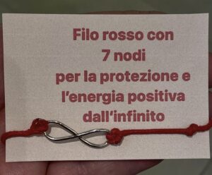 B Bracciale in cordoncino rosso con simbolo dell'infinito in argento