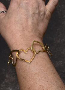 B Bracciale in bronzo giallo con bagno in oro