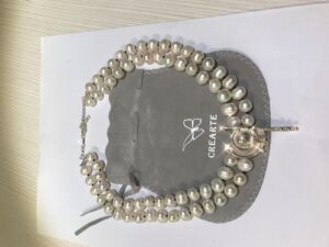 C Due fili di perle con centrale in argento