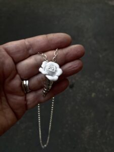 D Cornucopia in argento con fiore smaltato di bianco