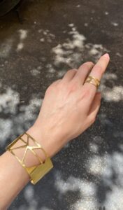 P Bracciale e anello in bronzo giallo con bagno in oro