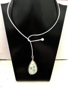 C Girocollo rigido in argento con larimar