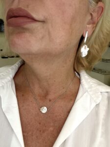 P Perle scaramazze montate in argento per la collana e gli orecchini