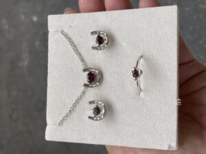 P Collana, orecchini e anello in argento con granato a cuore