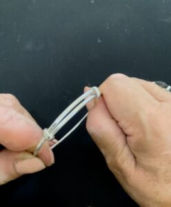 B Bracciale rigido con parte superiore a incrocio che scorre per essere infilato senza la chiusura