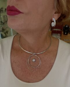 P Opale australiano per il ciondolo su girocollo rigido e orecchini in argento