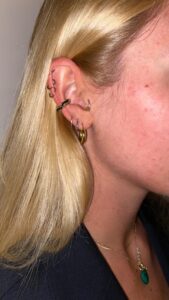 O Ear cuff in argento con zirconi neri