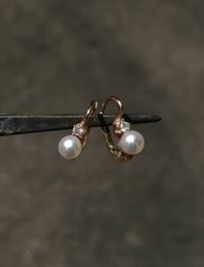 O Perle e zirconi montati in argento con bagno in oro rosa