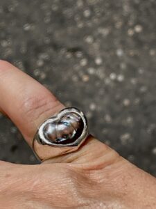 A Perla grigia a forma di cuore montata in argento