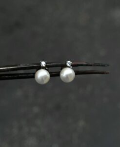 O Zirconi e perle montati in argento